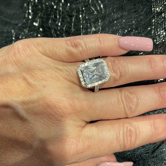 Large Sterling silver Cubic Zerconia ring. - Picture 4 of 8